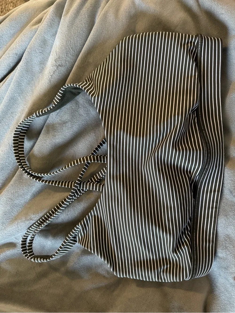 Lululemon Energy Bra in Olive/white, size 8, EUC